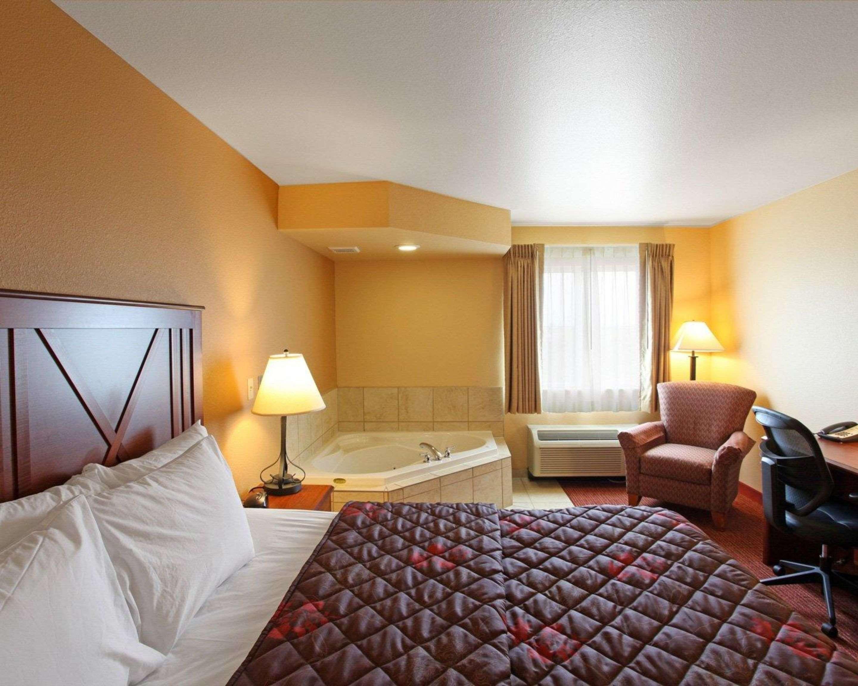Rodeway Inn & Suites Phillipsburg Exterior photo